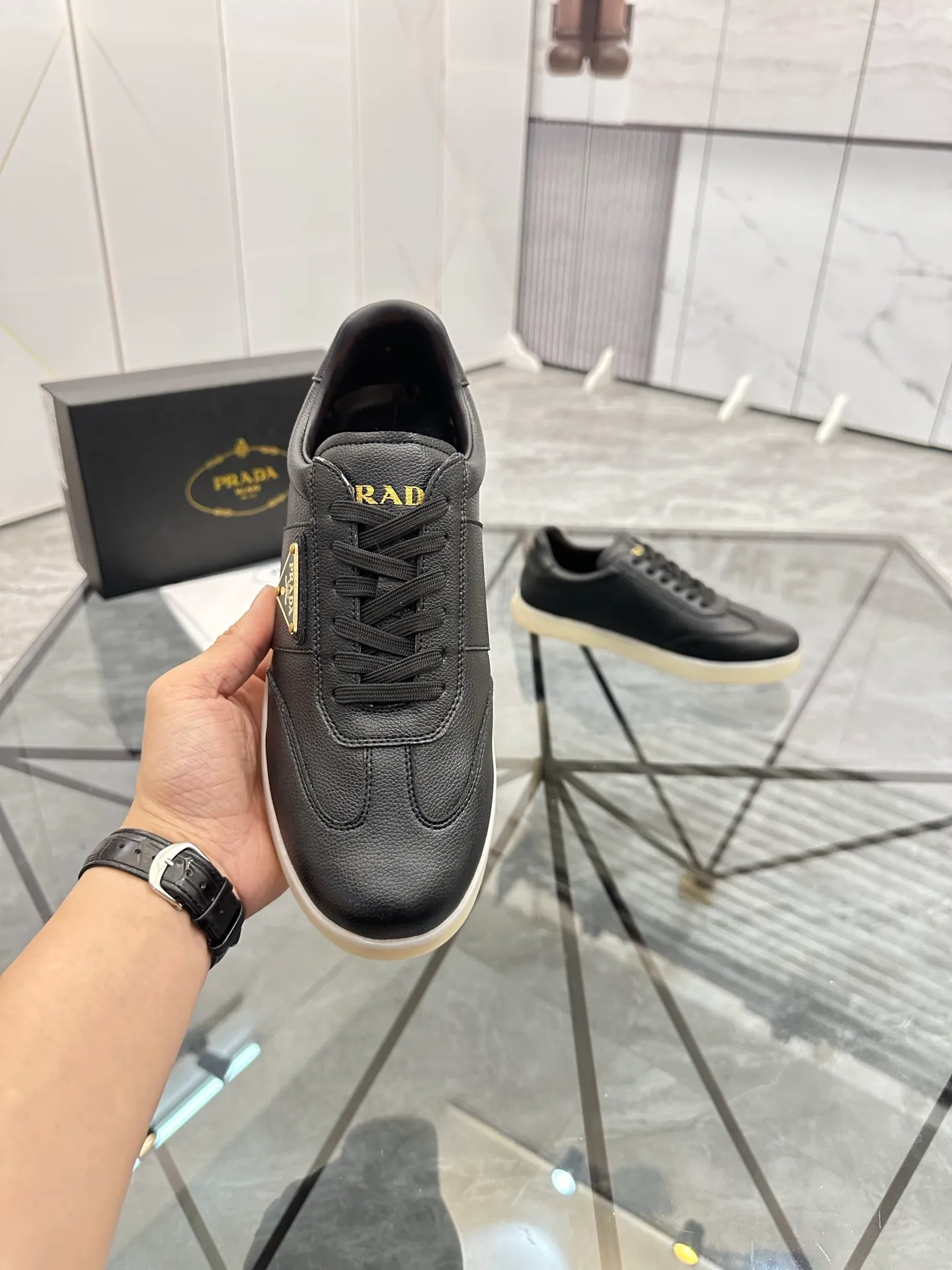 Men's shoes: 💰P400¥ Product trademark: Prada *"Prada*" low-top casual shoes Regular size: 38-44 (can be customized to 45) Product materials: imported cowhide upper, sheepskin lining, original outsole. Number: 020